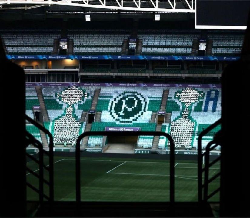 Foto 4 de 4 — Membros da Mancha Verde Araraquara ajudam na montagem de mosaico no Allianz Parque
